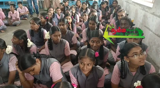 கோபிசெட்டிபாளையம் கல்வி மாவட்டத்தில் செயல்பட்டு வரும் மணியகாரன்புதூர் அரசு பள்ளிகளுக்கு சட்டமன்ற உறுப்பினர் நிதியிலிருந்து மேசை நாற்காலிகளை முன்னாள் அமைச்சரும் கோபி சட்டமன்ற உறுப்பினருமான கே.ஏ.செங்கோட்டையன் வழங்கினார். 1 1723297046542958 0