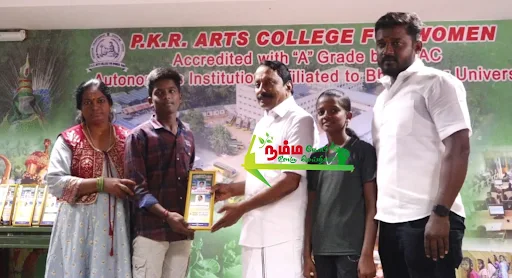 கோபிசெட்டிபாளையத்தில், நடந்து முடிந்த 10 மற்றும் 12 வகுப்பு பொது தேர்வுகளில் மாநில அளவில் மற்றும் பள்ளி வாரியாக முதல் மூன்று இடங்களை பிடித்த மாணவ மாணவிகளுக்கு 10 வது ஆண்டாக முன்னாள் அமைச்சர் கே.ஏ செங்கோட்டையன் விருதுகளை வழங்கி கௌரவித்தார். 6 1723380522807325 4