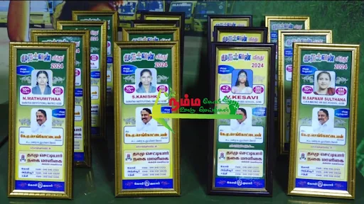 கோபிசெட்டிபாளையத்தில், நடந்து முடிந்த 10 மற்றும் 12 வகுப்பு பொது தேர்வுகளில் மாநில அளவில் மற்றும் பள்ளி வாரியாக முதல் மூன்று இடங்களை பிடித்த மாணவ மாணவிகளுக்கு 10 வது ஆண்டாக முன்னாள் அமைச்சர் கே.ஏ செங்கோட்டையன் விருதுகளை வழங்கி கௌரவித்தார். 3 1723380540080364 1