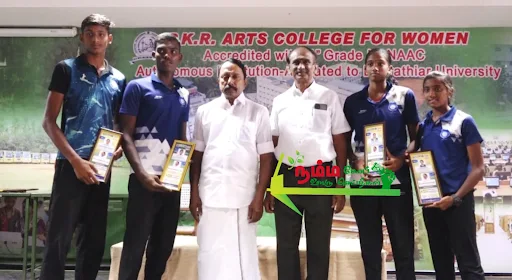 கோபிசெட்டிபாளையத்தில், நடந்து முடிந்த 10 மற்றும் 12 வகுப்பு பொது தேர்வுகளில் மாநில அளவில் மற்றும் பள்ளி வாரியாக முதல் மூன்று இடங்களை பிடித்த மாணவ மாணவிகளுக்கு 10 வது ஆண்டாக முன்னாள் அமைச்சர் கே.ஏ செங்கோட்டையன் விருதுகளை வழங்கி கௌரவித்தார். 7 1723381135898372 5