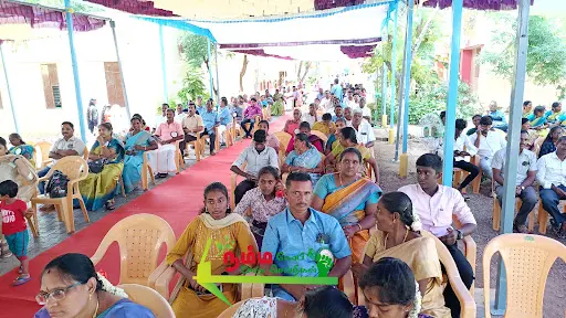 நம்பியூர் அரசு ஆண்கள் மேல்நிலைப் பள்ளியில் 30 ஆண்டுகளுக்குப் பிறகு சந்தித்துக் கொண்ட முன்னாள் மாணவர்கள். 10 1723511472761226 7