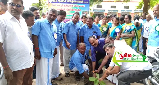 நம்பியூர் அரசு ஆண்கள் மேல்நிலைப் பள்ளியில் 30 ஆண்டுகளுக்குப் பிறகு சந்தித்துக் கொண்ட முன்னாள் மாணவர்கள். 5 1723512220034885 3