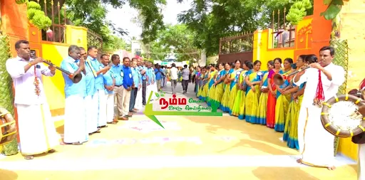 நம்பியூர் அரசு ஆண்கள் மேல்நிலைப் பள்ளியில் 30 ஆண்டுகளுக்குப் பிறகு சந்தித்துக் கொண்ட முன்னாள் மாணவர்கள். 4 1723512229896574 2