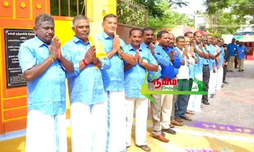 நம்பியூர் அரசு ஆண்கள் மேல்நிலைப் பள்ளியில் 30 ஆண்டுகளுக்குப் பிறகு சந்தித்துக் கொண்ட முன்னாள் மாணவர்கள். 3 1723512237495554 1