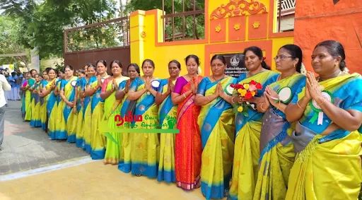 நம்பியூர் அரசு ஆண்கள் மேல்நிலைப் பள்ளியில் 30 ஆண்டுகளுக்குப் பிறகு சந்தித்துக் கொண்ட முன்னாள் மாணவர்கள். 2 1723512246352511 0