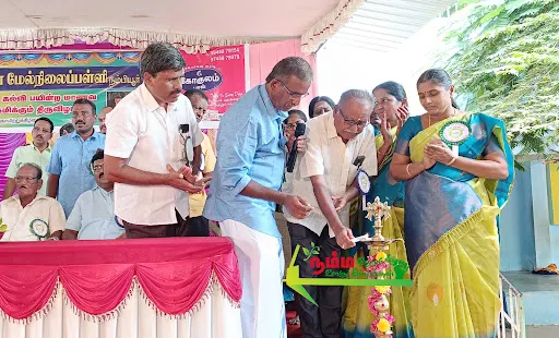 நம்பியூர் அரசு ஆண்கள் மேல்நிலைப் பள்ளியில் 30 ஆண்டுகளுக்குப் பிறகு சந்தித்துக் கொண்ட முன்னாள் மாணவர்கள். 9 1723512487252023 3