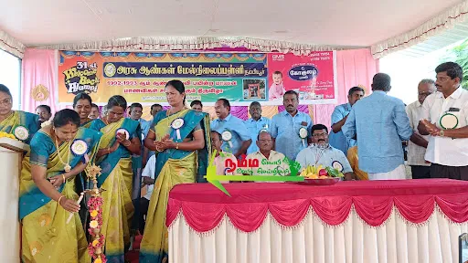 நம்பியூர் அரசு ஆண்கள் மேல்நிலைப் பள்ளியில் 30 ஆண்டுகளுக்குப் பிறகு சந்தித்துக் கொண்ட முன்னாள் மாணவர்கள். 8 1723512498736587 2