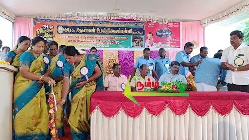 நம்பியூர் அரசு ஆண்கள் மேல்நிலைப் பள்ளியில் 30 ஆண்டுகளுக்குப் பிறகு சந்தித்துக் கொண்ட முன்னாள் மாணவர்கள். 7 1723512509545158 6