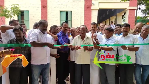 நம்பியூர் அரசு ஆண்கள் மேல்நிலைப் பள்ளியில் 30 ஆண்டுகளுக்குப் பிறகு சந்தித்துக் கொண்ட முன்னாள் மாணவர்கள். 6 1723512518814022 5
