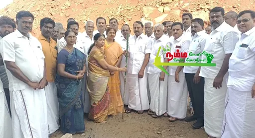 கோபிசெட்டிபாளையம் அடுத்துள்ள மோதூர் பகுதியில் ஆழ்துளை கிணறு அமைத்து 129 பொது குடிநீர் குழாய்கள் அமைத்து குடிநீர் வினியோகம் செய்யும் பணியினை முன்னாள் அமைச்சரும், கோபிசெட்டிபாளையம் சட்டமன்ற உறுப்பினருமான கே.ஏ. செங்கோட்டையன் பூமி பூஜை செய்து துவக்கி வைத்தார். 3 1723595782591265 2