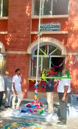 சுதந்திர தினத்தை முன்னிட்டு கோபிசெட்டிபாளையம் நீதிமன்ற வளாகத்தில் தேசிய கொடியை கோபி தாலுகா சட்டப்பணிகள் குழு தலைவர் மற்றும் துணை நீதிபதி ஜீவபாண்டியன் ஏற்றி வைத்தார். 1 1723782324994576 0
