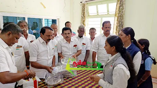 கோபிசெட்டிபாளையம் ஊராட்சி ஒன்றிய அலுவலகத்தில் நடைபெற்ற சுதந்திர தினவிழா நிகழ்ச்சியில் முன்னாள் அமைச்சர் செங்கோட்டையன் தேசியகொடியினை ஏற்றிவைத்து மரியாதை செலுத்தினர். 5 1723783617280793 4