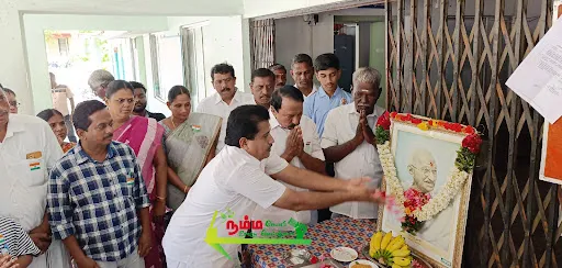 கோபிசெட்டிபாளையம் ஊராட்சி ஒன்றிய அலுவலகத்தில் நடைபெற்ற சுதந்திர தினவிழா நிகழ்ச்சியில் முன்னாள் அமைச்சர் செங்கோட்டையன் தேசியகொடியினை ஏற்றிவைத்து மரியாதை செலுத்தினர். 4 1723783626314578 3