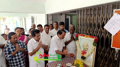 கோபிசெட்டிபாளையம் ஊராட்சி ஒன்றிய அலுவலகத்தில் நடைபெற்ற சுதந்திர தினவிழா நிகழ்ச்சியில் முன்னாள் அமைச்சர் செங்கோட்டையன் தேசியகொடியினை ஏற்றிவைத்து மரியாதை செலுத்தினர். 3 1723783636071994 2