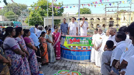 கோபிசெட்டிபாளையம் ஊராட்சி ஒன்றிய அலுவலகத்தில் நடைபெற்ற சுதந்திர தினவிழா நிகழ்ச்சியில் முன்னாள் அமைச்சர் செங்கோட்டையன் தேசியகொடியினை ஏற்றிவைத்து மரியாதை செலுத்தினர். 2 1723783642801593 1