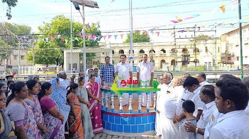 கோபிசெட்டிபாளையம் ஊராட்சி ஒன்றிய அலுவலகத்தில் நடைபெற்ற சுதந்திர தினவிழா நிகழ்ச்சியில் முன்னாள் அமைச்சர் செங்கோட்டையன் தேசியகொடியினை ஏற்றிவைத்து மரியாதை செலுத்தினர். 1 1723783650711402 0