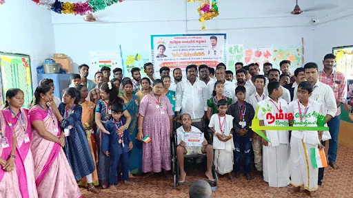 கோபி சட்டமன்றத் தொகுதி தமிழக வெற்றிக் கழகம் சார்பில் சுதந்திர தினவிழா கோபி கோவை பிரிவில் உள்ள மனசாந்தி இல்லத்தின் நடைபெற்றது. 3 1723785639513288 2