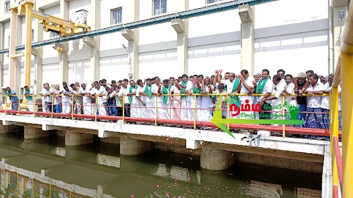 கோபி அருகே உள்ள நம்பியூர் வரப்பாளையத்தில் அமைக்கப்பட்டுள்ளளஅத்திகடவு அவினாசி திட்டத்தின் 5 வது நீரேற்று நிலையத்தில் ஏராளமானோர் மலர்கள் தூவி மகிழ்ந்தனர் 8 1723977124065029 8