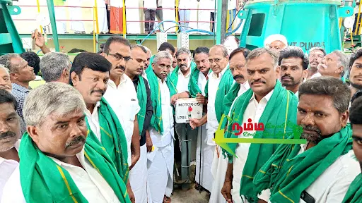 கோபி அருகே உள்ள நம்பியூர் வரப்பாளையத்தில் அமைக்கப்பட்டுள்ளளஅத்திகடவு அவினாசி திட்டத்தின் 5 வது நீரேற்று நிலையத்தில் ஏராளமானோர் மலர்கள் தூவி மகிழ்ந்தனர் 7 1723977139599799 6