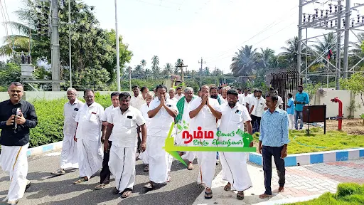 கோபி அருகே உள்ள நம்பியூர் வரப்பாளையத்தில் அமைக்கப்பட்டுள்ளளஅத்திகடவு அவினாசி திட்டத்தின் 5 வது நீரேற்று நிலையத்தில் ஏராளமானோர் மலர்கள் தூவி மகிழ்ந்தனர் 6 1723977229929729 5