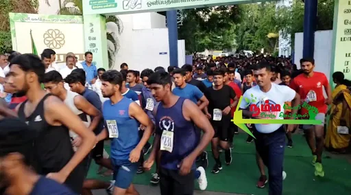 கோபிசெட்டிபாளையத்தில் உலக புகைப்பட தினத்தை முன்னிட்டு கோபி போட்டோ வீடியோ ஒளிப்பதிவாளர்கள் சங்கம் சார்பில் 4 பிரிவுகளின் கீழ் நடைபெற்ற மரத்தான் போட்டியில் 300க்கும் மேற்பட்ட ஆண்கள் பெண்கள் சிறுவர் சிறுமியர்கள் பங்கேற்றனர். 6 1723982337936442 5
