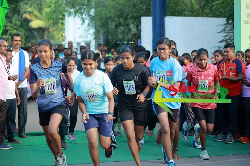 கோபிசெட்டிபாளையத்தில் உலக புகைப்பட தினத்தை முன்னிட்டு கோபி போட்டோ வீடியோ ஒளிப்பதிவாளர்கள் சங்கம் சார்பில் 4 பிரிவுகளின் கீழ் நடைபெற்ற மரத்தான் போட்டியில் 300க்கும் மேற்பட்ட ஆண்கள் பெண்கள் சிறுவர் சிறுமியர்கள் பங்கேற்றனர். 5 1723982343227855 4