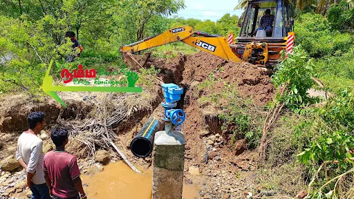 நம்பியூர் பகுதியில் அத்திக்கடவு அவினாசி திட்ட குழாயில் உடைப்பு ஏற்பட்டு தண்ணீர் வெளியேறி வந்த நிலையில் உடனடியாக தண்ணீர் நிறுத்தப்பட்டு அதிகாரிகள் சரி செய்யும் பணியில் ஈடுபட்டுள்ளனர். 3 1724533120458822 3