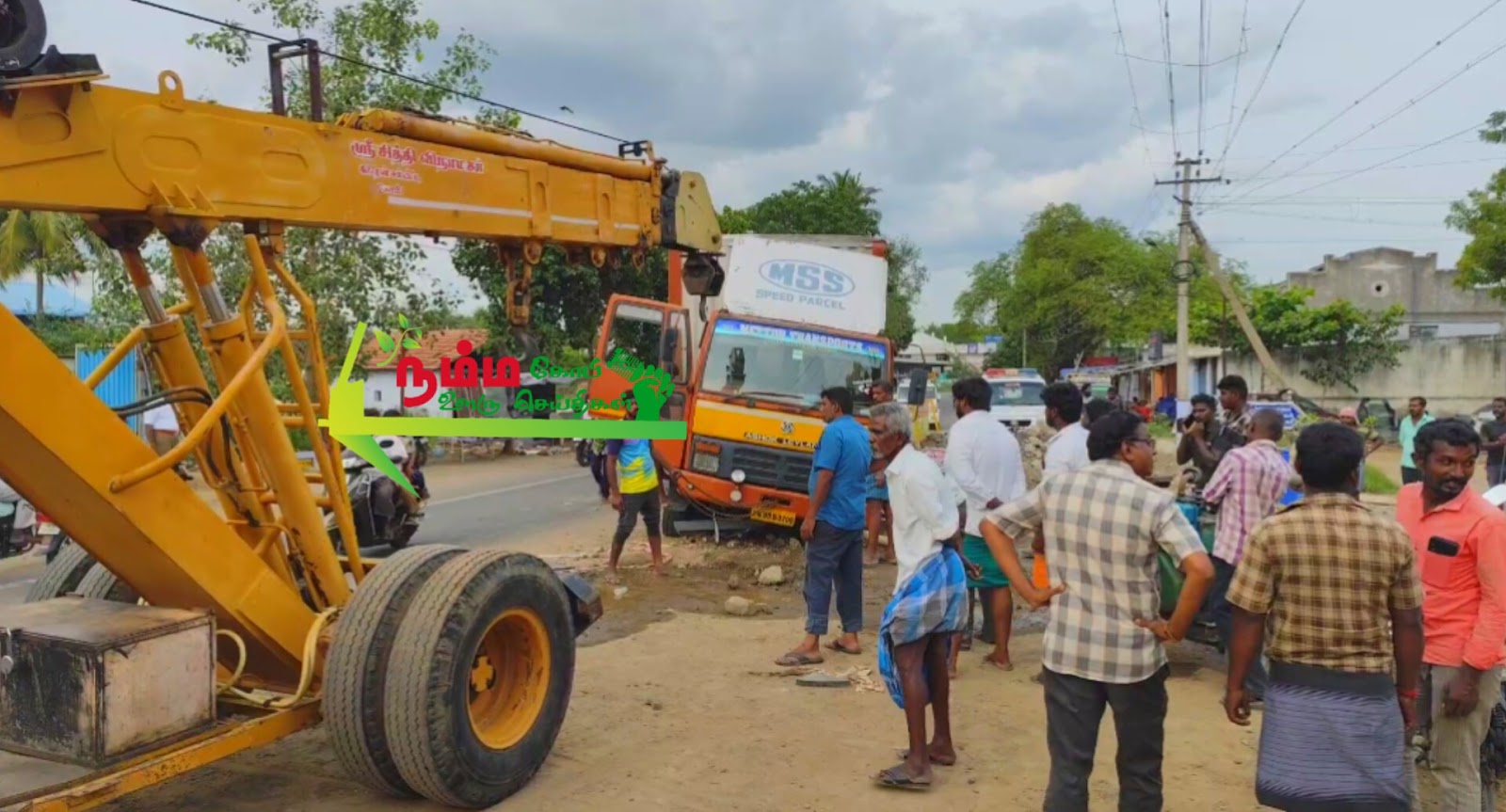 கோபிசெட்டிபாளையம் அருகே பாரியூர் சாலையில் நடைபெற்று வரும் மழை நீர் வடிகால் பணிகளுக்காக தோண்டப்பட்ட குழியில் இறங்கி தனியார் பார்சல் நிறுவன வாகனம் விபத்து. வடிகால் அமைக்கும் பணிகளை விரைந்து முடிக்க வாகன ஓட்டிகள் கோரிக்கை. 2 1724571915435522 2