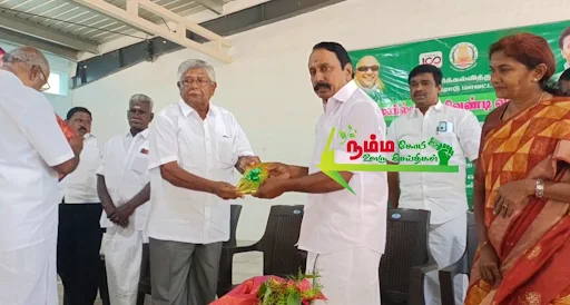 கோபிசெட்டிபாளையத்தில் அரசு பள்ளி மாணவர்கள் சுமார் 250க்கும் மேற்பட்டோருக்கு விலையில்லா மிதிவண்டிகளை முன்னாள் அமைச்சரும் கோபி சட்டமன்ற உறுப்பினருமாக கே.ஏ.செங்கோட்டையன் வழங்கி மாணவர்களுக்கு இனிப்புகளை வழங்கினார். 3 1725697865775580 3