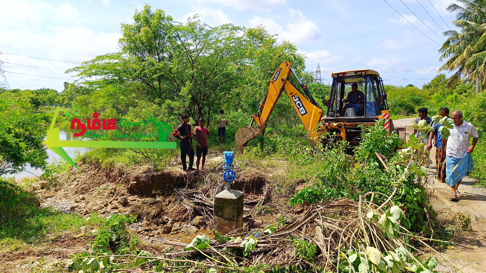 In Nambiur area, there was a break in the Athikadavu Avinasi project pipe and the water was flowing out, the water was stopped immediately and the officials are working to repair it.