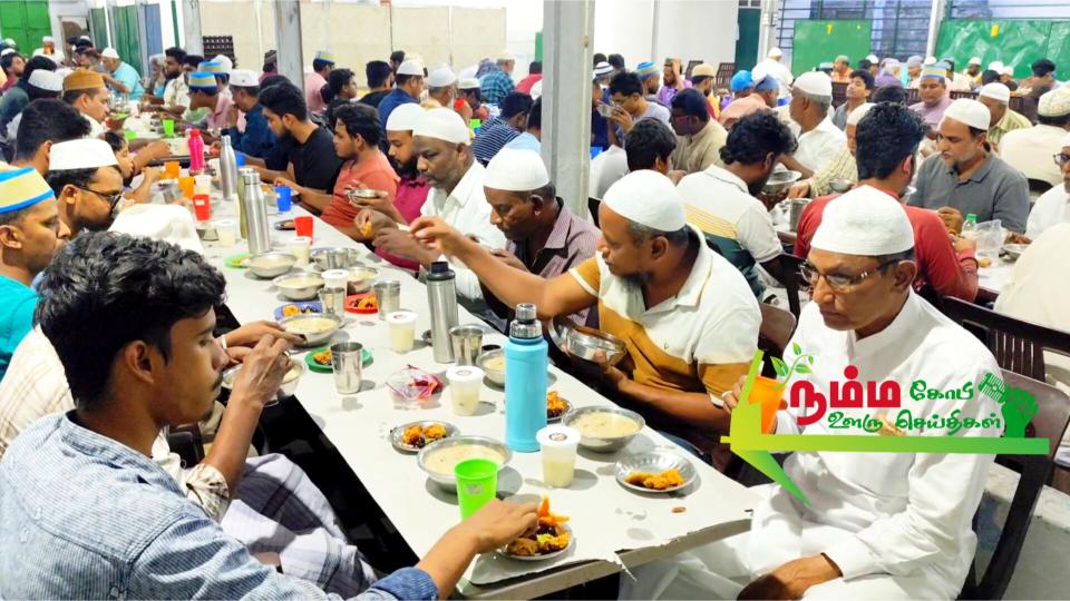 A large number of Muslims participated in the first day of the fasting month of Ramadan at the Eiduga Mosque in Gopichettipalayam and broke their fast.