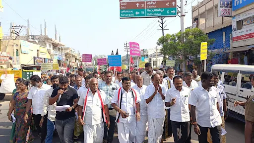On behalf of Nambiur Union AIADMK, the DMK government condemned the human chain protest. The DMK government condemned the human chain protest. More than a thousand people participated.