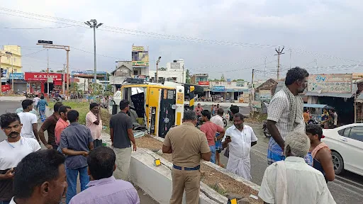 Lorry Titrena, a mixer in the Guramantur Mate near Nambur, collided with an accident, allowing for treatment at the injured truck driver Kobe State Hospital.