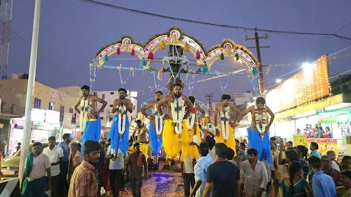 At the famous Subramania Sami Temple in Pachamalai near Gobi, many devotees performed a single dance on the occasion of the Panguni Uttara festival, and the bird hanging 50 meters high in the air in the Kavadi and paying fine tribute thrilled the onlookers.