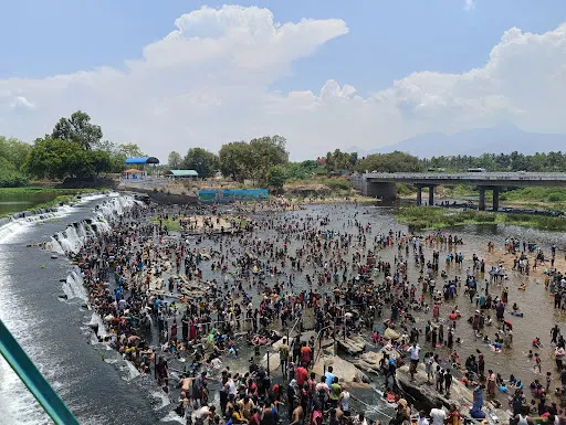 More than 5 thousand tourist users enjoy the gracefully pouring water cheerful shower with their families during the summer of the flagship next to the Kopisetipa.