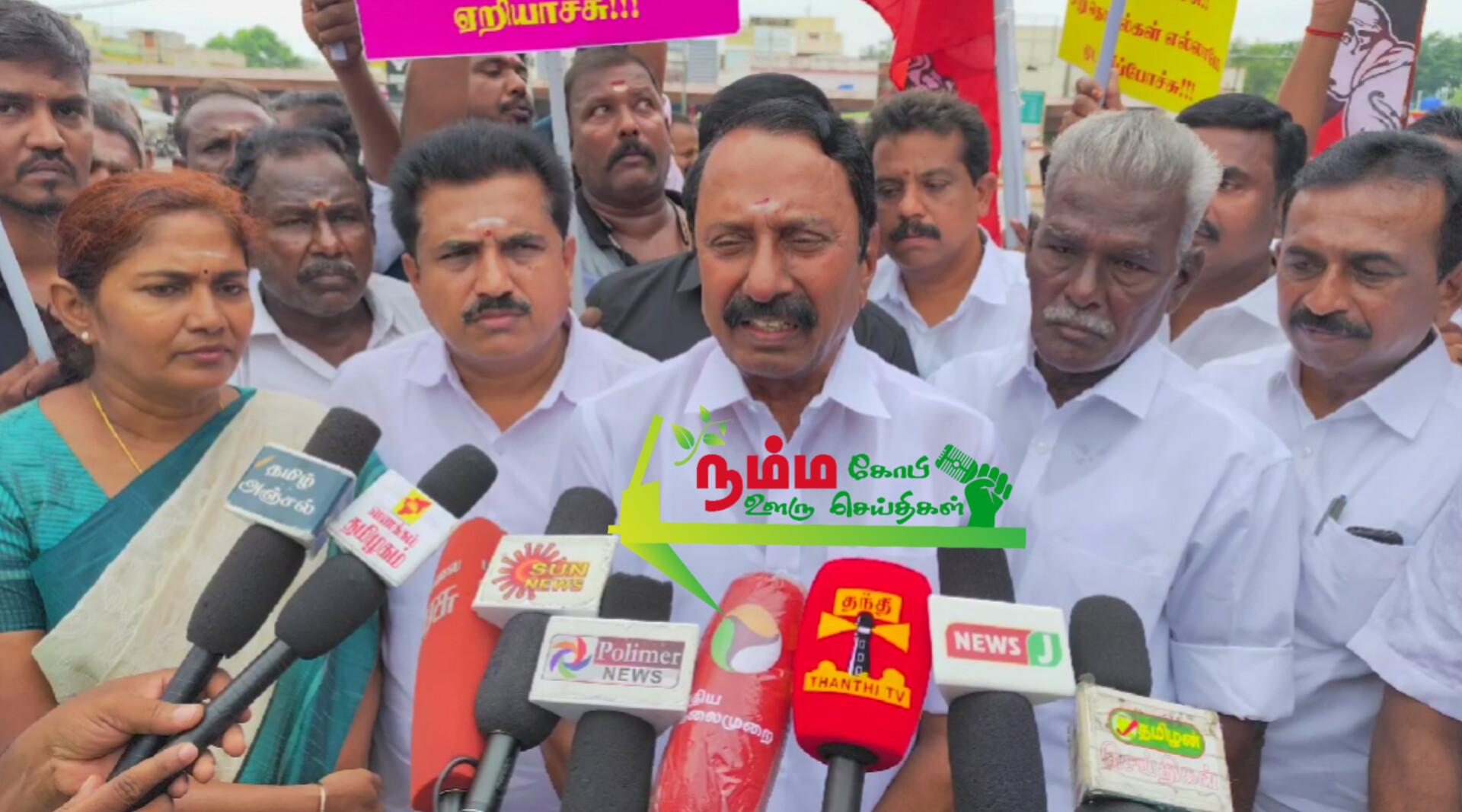 தமிழகத்தில் சட்டம்-ஒழுங்கு சீர்கேடு, விலைவாசி உயர்வு, மின் கட்டண உயர்வை உள்ளிட்டற்றை கண்டித்து கோபிஅதிமுக சார்பில் மனித சங்கிலி போராட்டம் 5 InShot 20241009 050014188