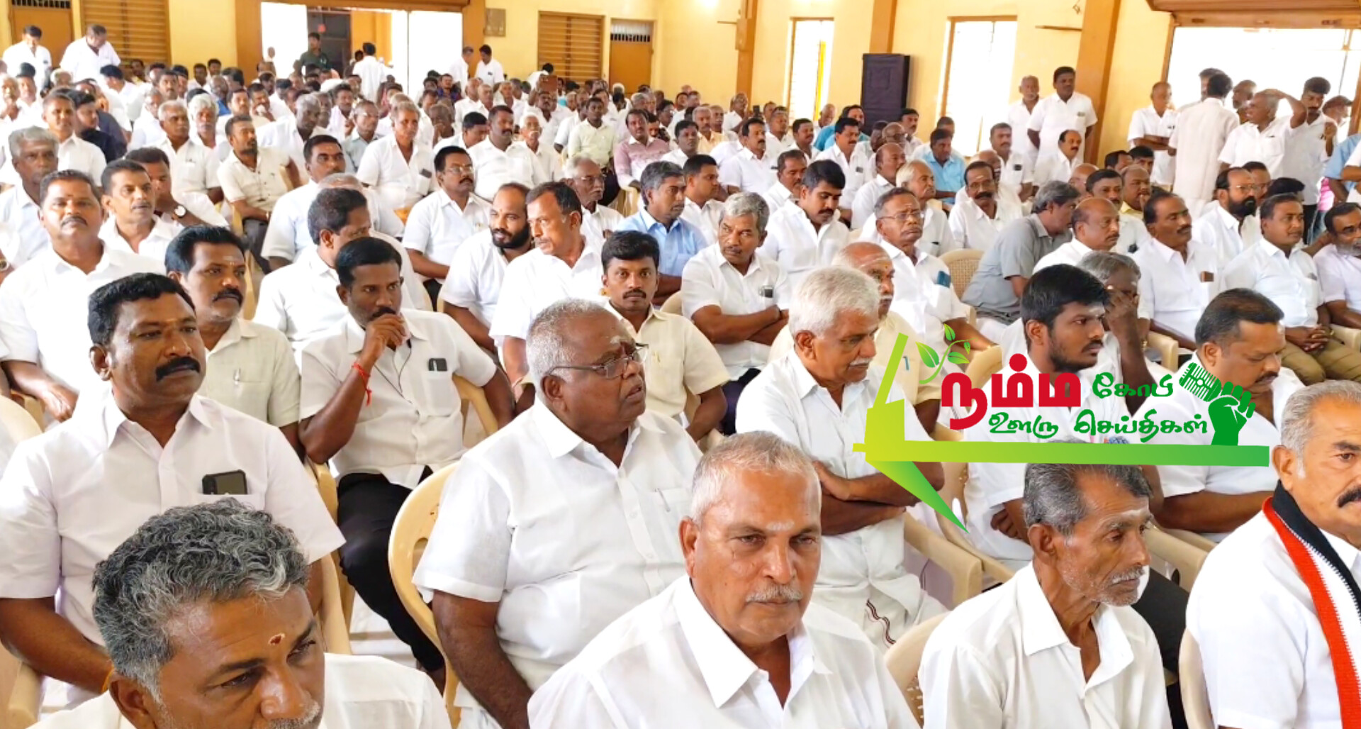 கோபிசெட்டிபாளையம் தனியார் திருமண மண்டபத்தில் அதிமுக சார்பில் உறுப்பினர்களுக்கு அடையாள அட்டை வழங்கும் விழா நடைபெற்றது. 2 InShot 20241016 070400953
