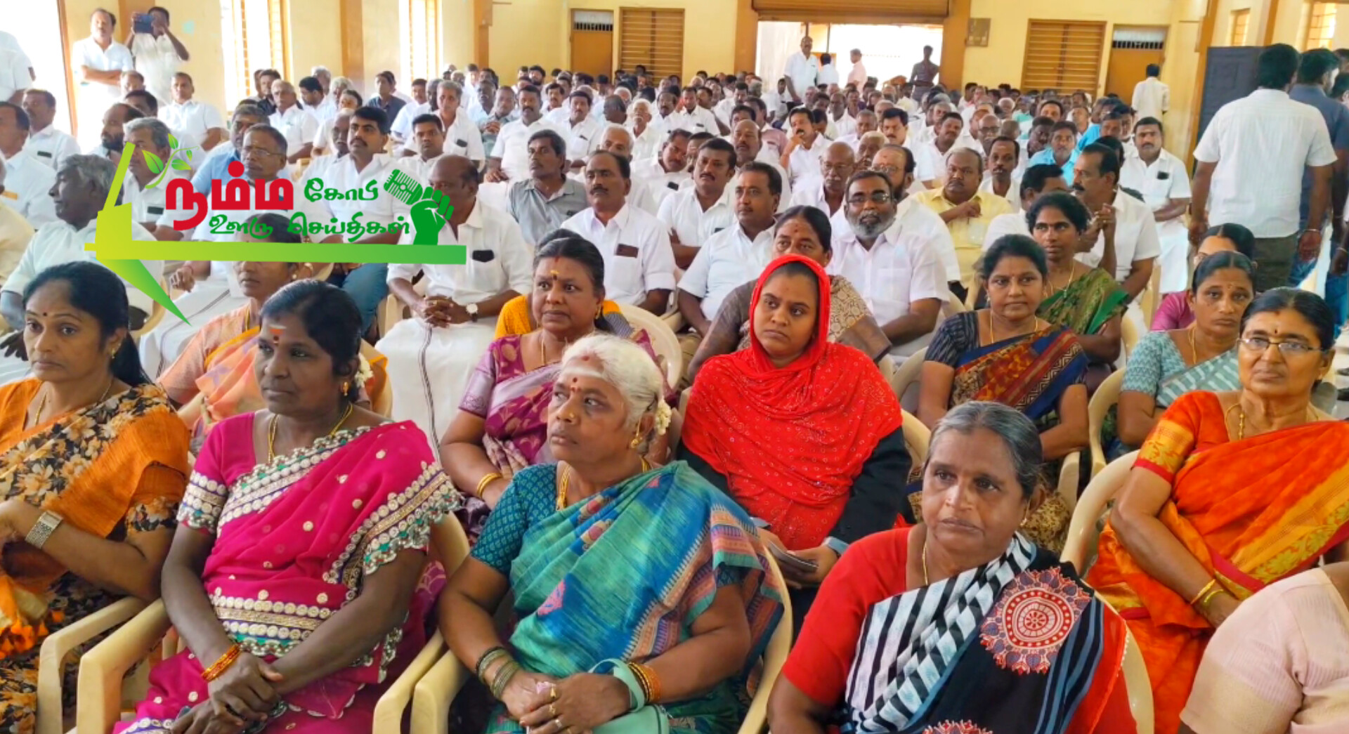 கோபிசெட்டிபாளையம் தனியார் திருமண மண்டபத்தில் அதிமுக சார்பில் உறுப்பினர்களுக்கு அடையாள அட்டை வழங்கும் விழா நடைபெற்றது. 3 InShot 20241016 070508584
