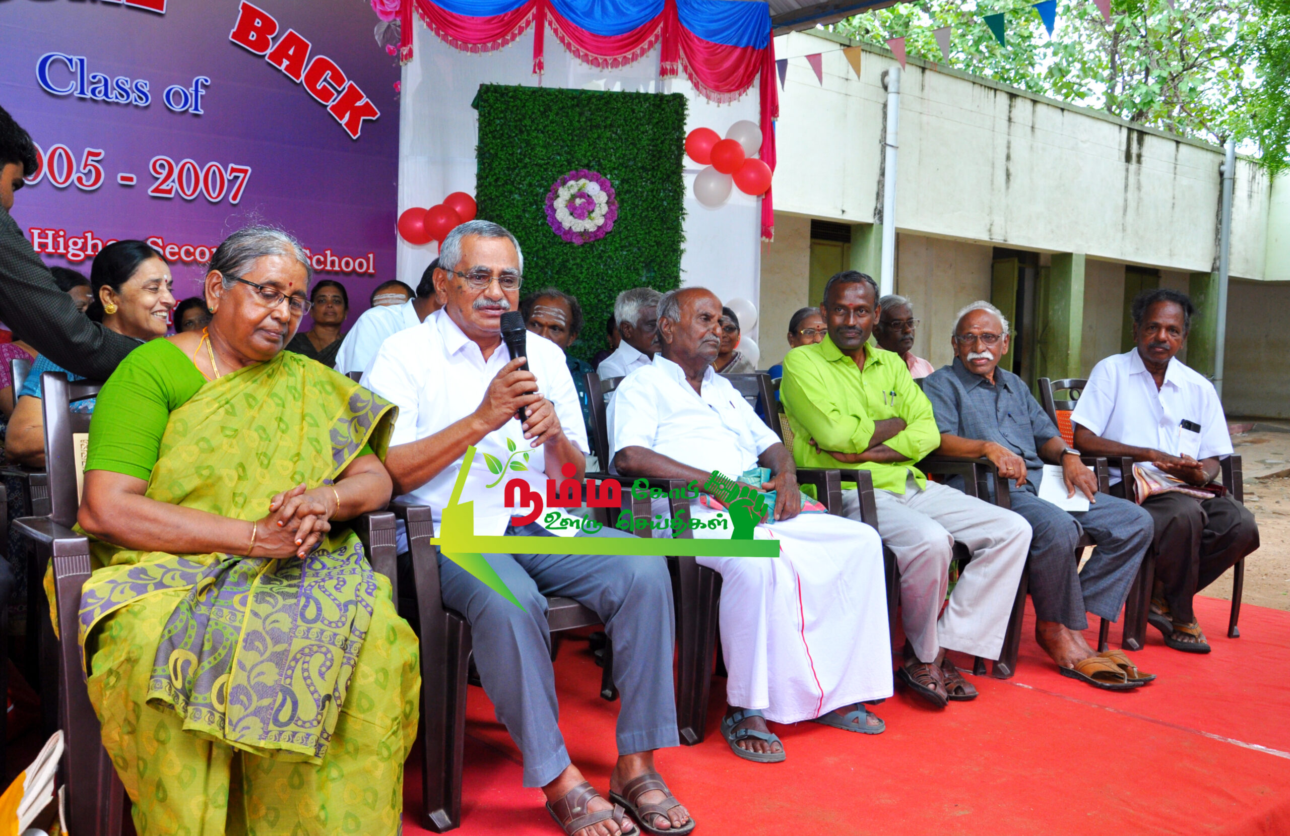 நம்பியூர் அருகே குருமந்தூரில் அரசு மேல்நிலைப்பள்ளி 17 ஆண்டுகளுக்குப் பிறகு சந்தித்துக்கொண்ட முன்னாள் மாணவர்கள். 6 InShot 20241017 100240942 scaled