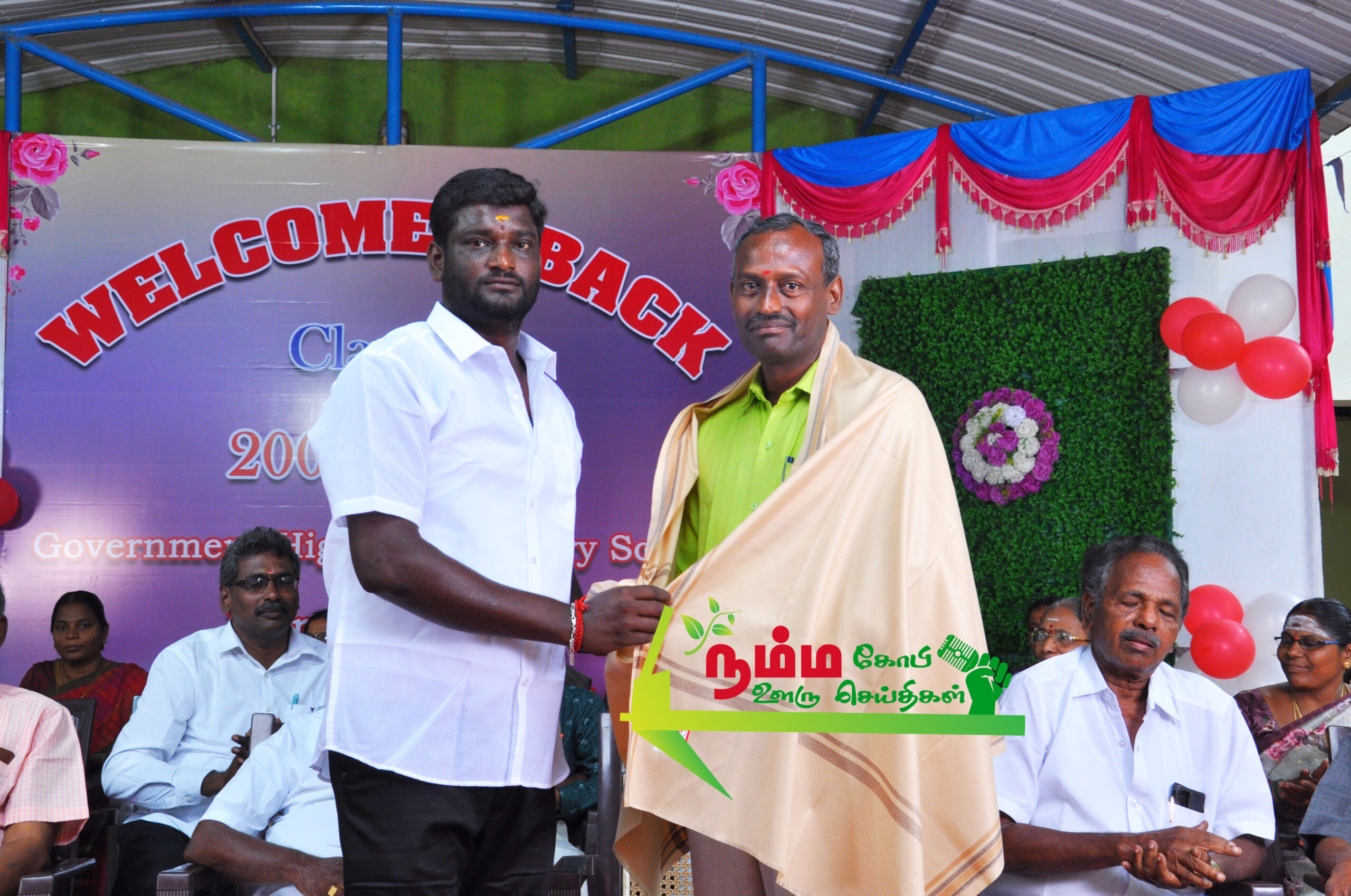 நம்பியூர் அருகே குருமந்தூரில் அரசு மேல்நிலைப்பள்ளி 17 ஆண்டுகளுக்குப் பிறகு சந்தித்துக்கொண்ட முன்னாள் மாணவர்கள். 4 InShot 20241017 100350966 scaled