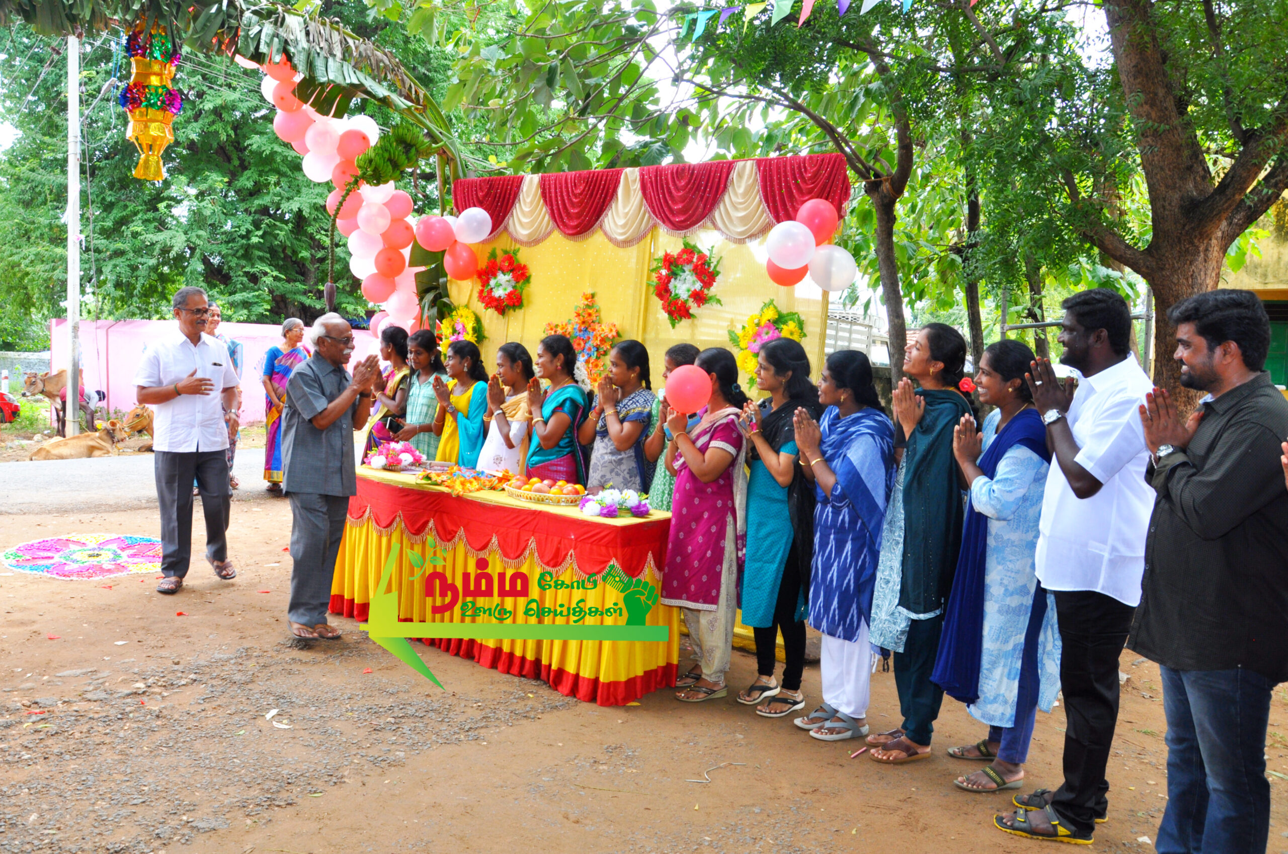 நம்பியூர் அருகே குருமந்தூரில் அரசு மேல்நிலைப்பள்ளி 17 ஆண்டுகளுக்குப் பிறகு சந்தித்துக்கொண்ட முன்னாள் மாணவர்கள். 3 InShot 20241017 100525721 scaled