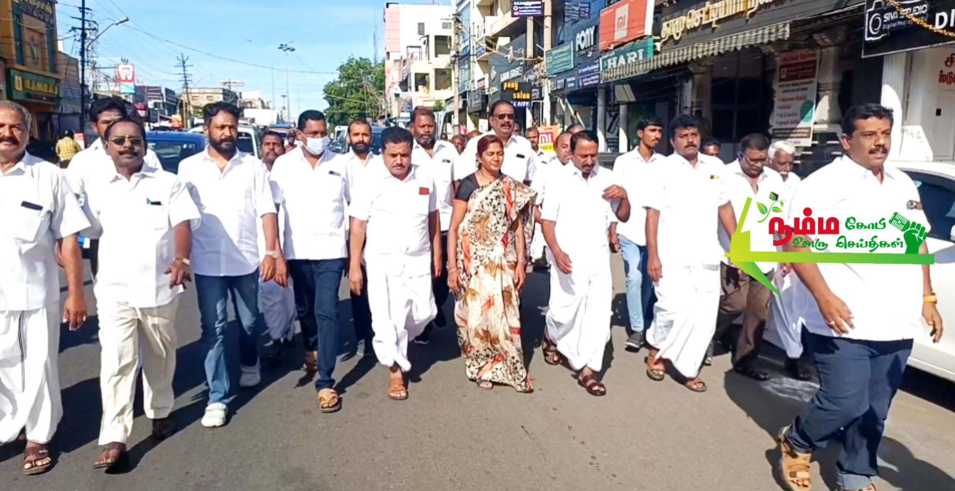 கோபிசெட்டிபாளையத்தில் அஇஅதிமுக 53 ஆம் ஆண்டு துவக்க விழாவையொட்டி முன்னாள் அமைச்சரும் கோபி சட்டமன்ற உறுப்பினருமான கே.ஏ.செங்கோட்டையன் கழக கொடியினை ஏற்றி முன்னாள் முதல்வர்களின் உருவ படங்களுக்கு மரியாதை செய்து பொதுமக்களுக்கு இனிப்புகளை வழங்கிளார். 1 InShot 20241017 155645771