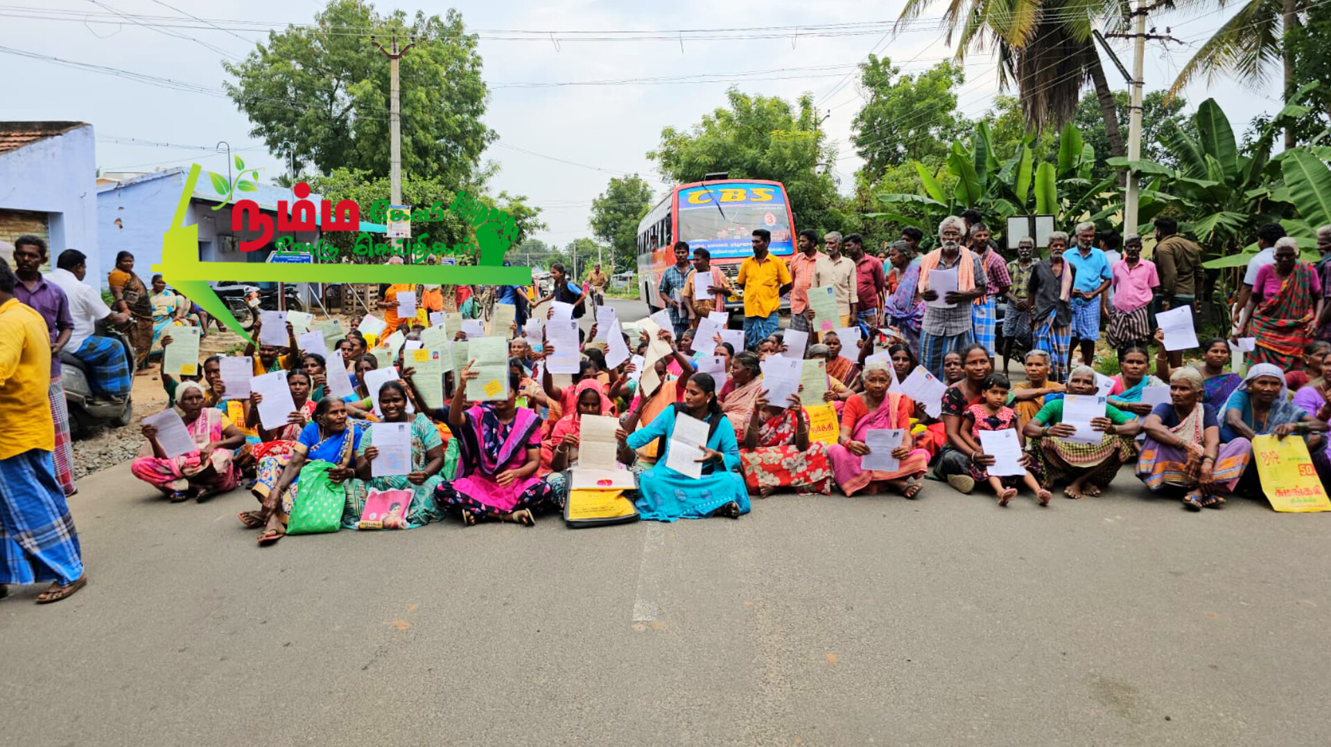 கோபி அருகே ஆக்கிரமிப்புகளை அகற்ற கூறிய பெண்களை படம் எடுத்து ஆபாசமாக வெளியிடுவதாக மிரட்டும் கும்பல். கும்பலை கைது செய்வதுடன், ஆக்கிரமிப்பு இடங்களை மீட்டு தருமாறு கிராமத்தை சேர்ந்த 200க்கும் மேற்பட்ட பெண்கள் சாலை மறியலில் ஈடுபட்டனர். 2 InShot 20241109 080358857 1