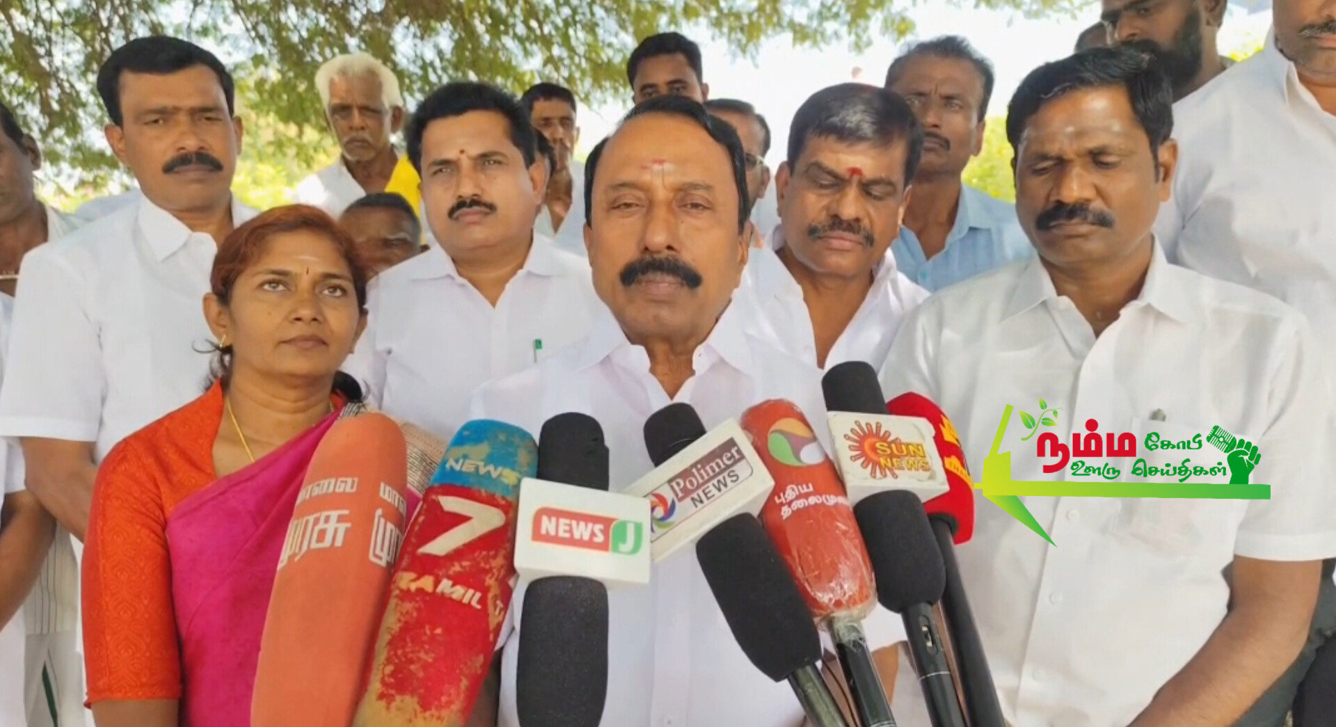 கோபிசெட்டிபாளையம் அடுத்துள்ள கொளப்பலூர் செட்டியாம்பதி பகுதியில் சுமார் 60 ஏக்கர் பரப்பளவில் அமைத்துள்ள குளம் அத்திக்கடவு அவிநாசி திட்டத்தில் சேர்க்கப்பட்டு நீர் நிரப்பப்பட்டு வருகிறது,இந்த குளம் நிரம்பும் தருவாயில் உள்ள நிலையில் இன்று முன்னாள் அமைச்சரும் கோபி சட்டமன்ற உறுப்பினருமான கே.ஏ.செங்கோட்டையன் நேரில் சென்று பார்வையிட்டு ஆய்வு செய்தார். 1 InShot 20241201 103020966