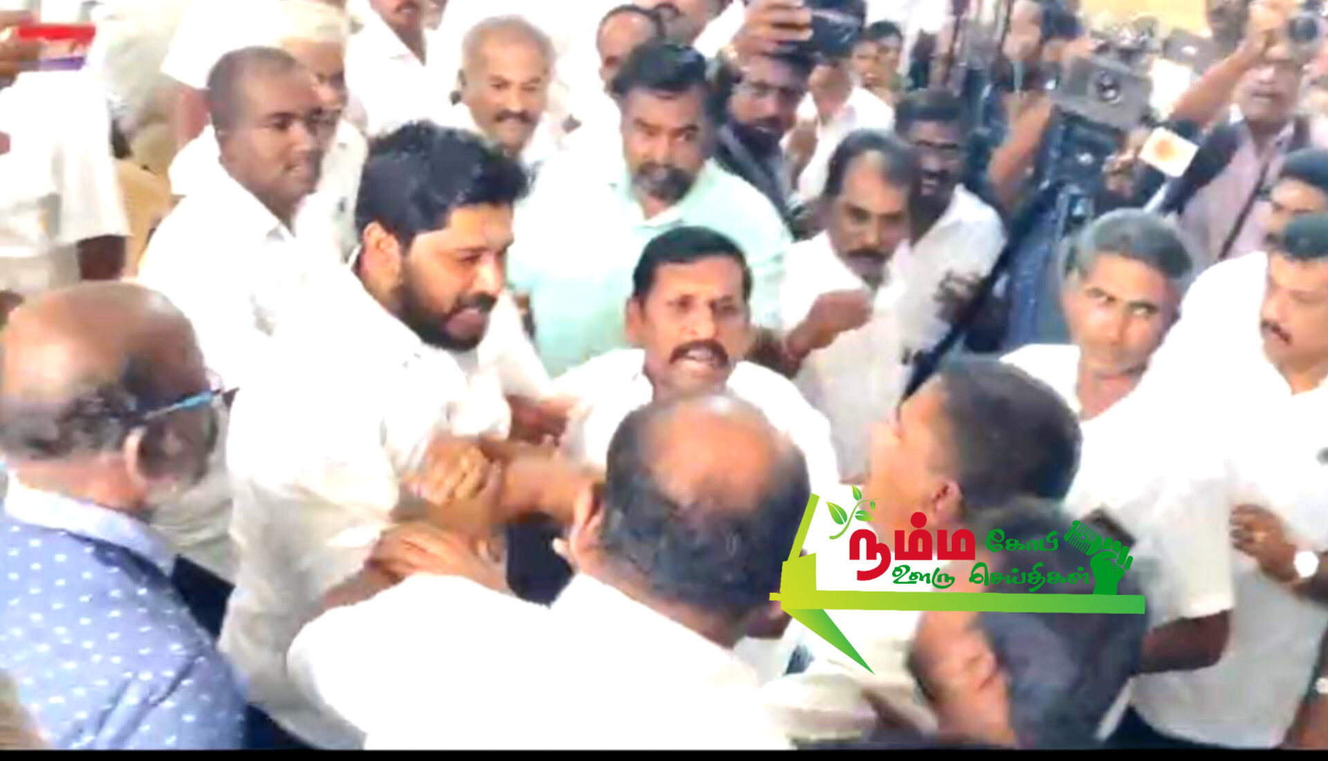 கோபிசெட்டிபாளையத்தில் நடைபெற்ற அதிமுக செயல் வீரர் கூட்டத்தில் அதிமுகவினரிடையே அடிதடி. 3 InShot 20250306 124628587