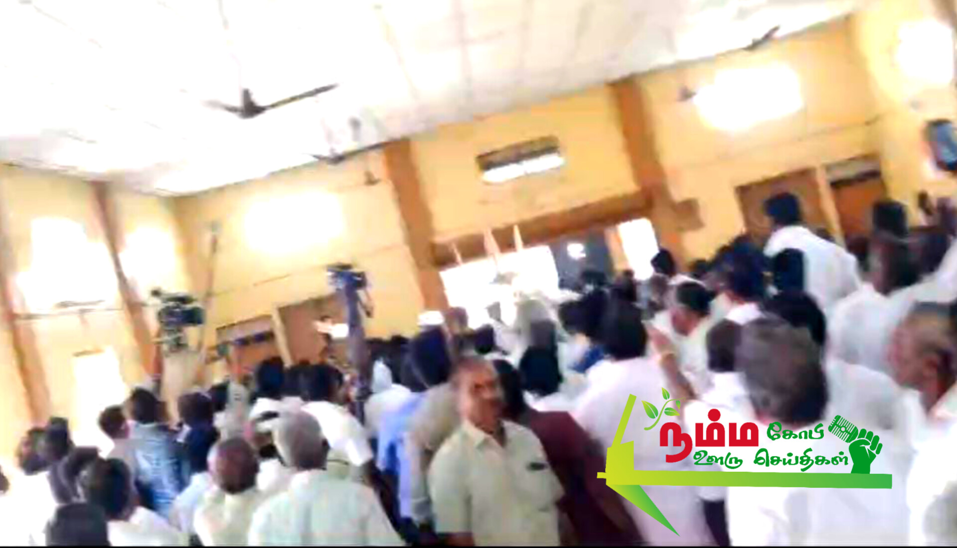 கோபிசெட்டிபாளையத்தில் நடைபெற்ற அதிமுக செயல் வீரர் கூட்டத்தில் அதிமுகவினரிடையே அடிதடி. 2 InShot 20250306 124656335