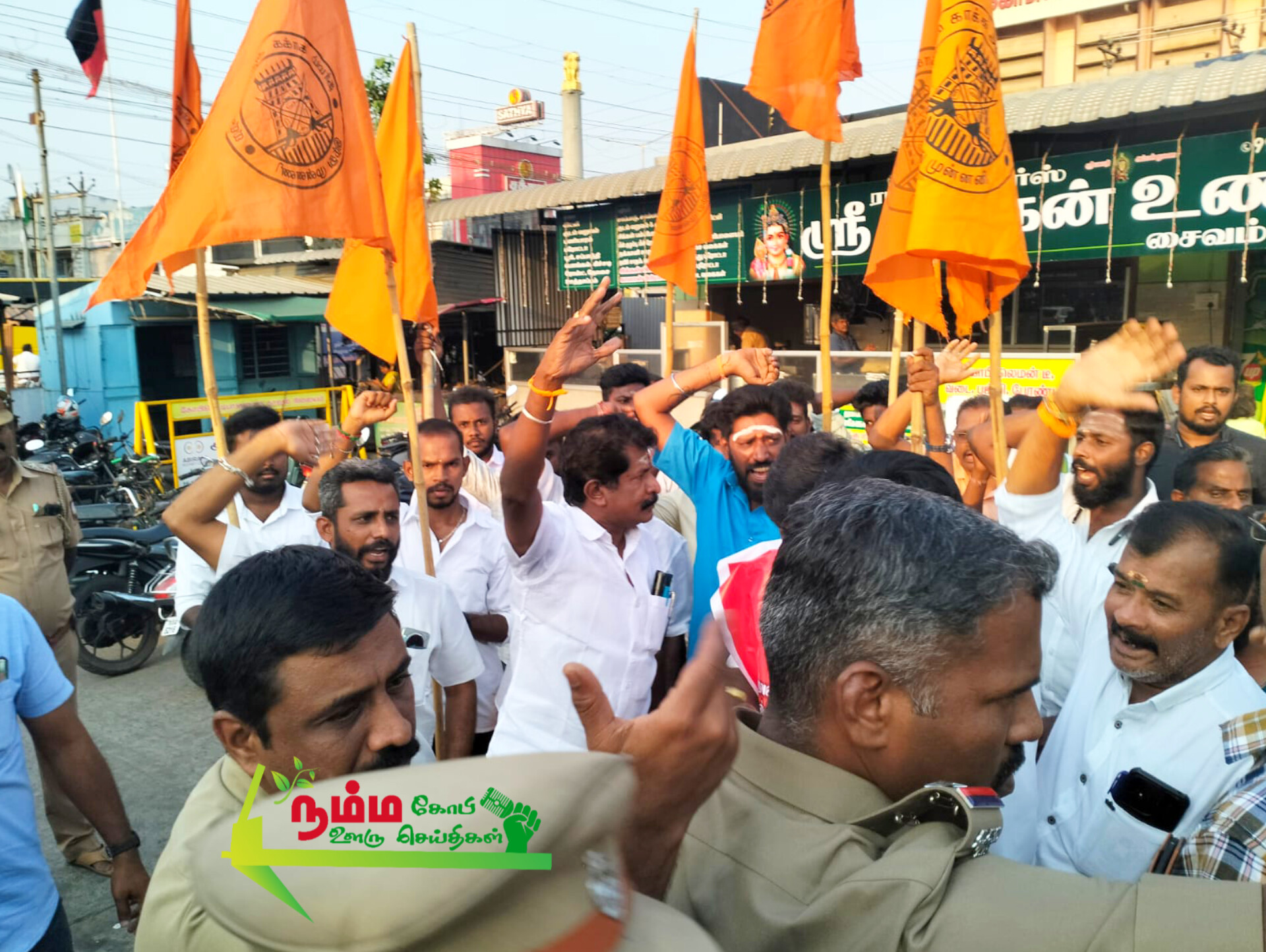 கோபிசெட்டிபாளையம்இந்து முன்னனி இயக்கத்தின் மாநிலச் செயலாளரின் கைது நடவடிக்கையை கண்டித்து கோபியில் ஆர்ப்பாட்டம் 1 InShot 20250313 073630080