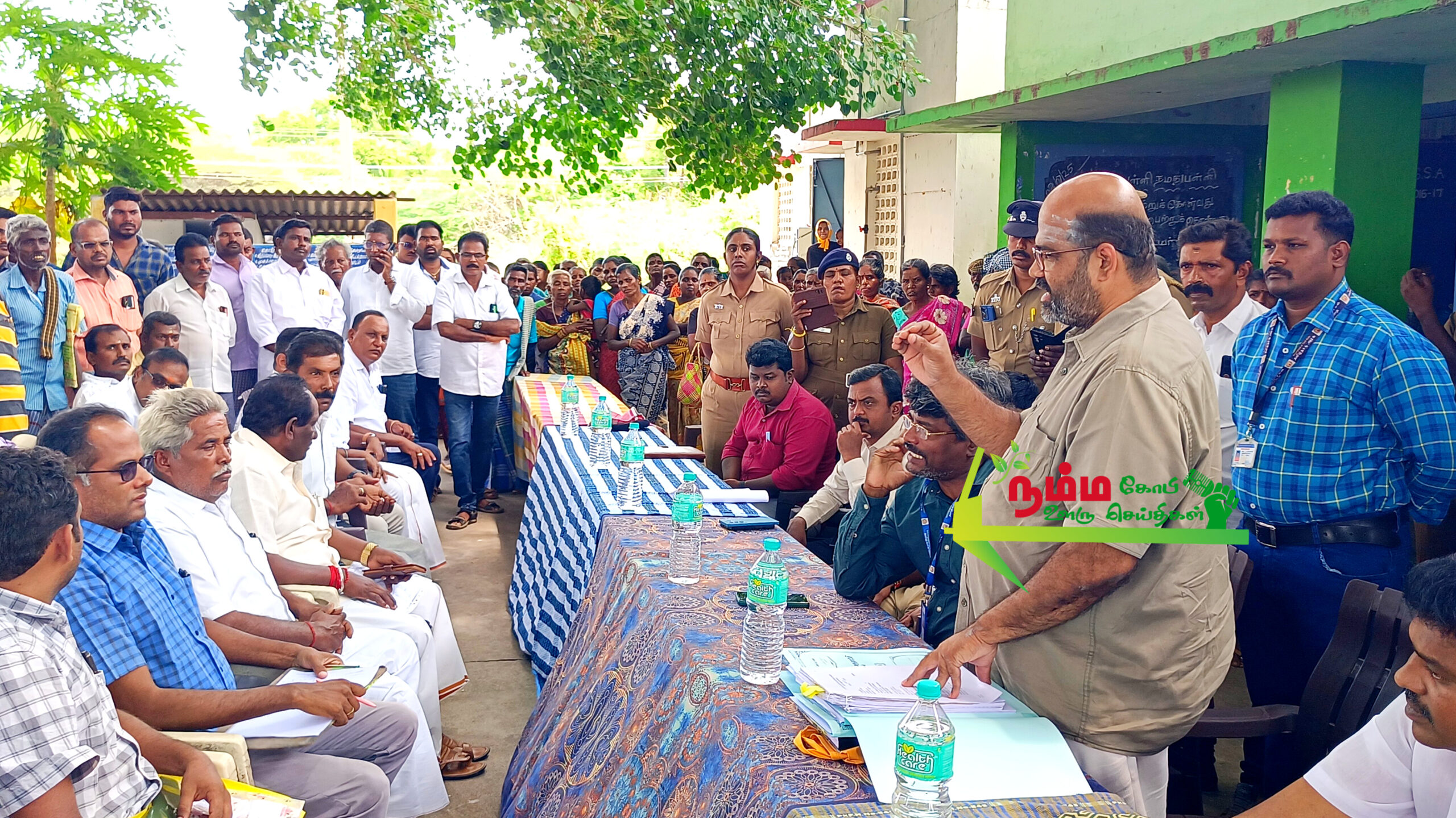 கோபிசெட்டிபாளையம் கொளப்பலூர் அடுத்த சாணர்பாளையம் பகுதியில் புதிதாக அமைக்கப்பட உள்ள மின்மயணத்திர்க்கு கிராம மக்கள் எதிர்ப்பு. கருத்து கேட்டு கூட்டத்தின் போது கொளப்பலூர் பேரூராட்சி தலைவரை பொதுமக்கள் முற்றுகையிட்டதால் பரபரப்பு 2 InShot 20250703 150420173 scaled