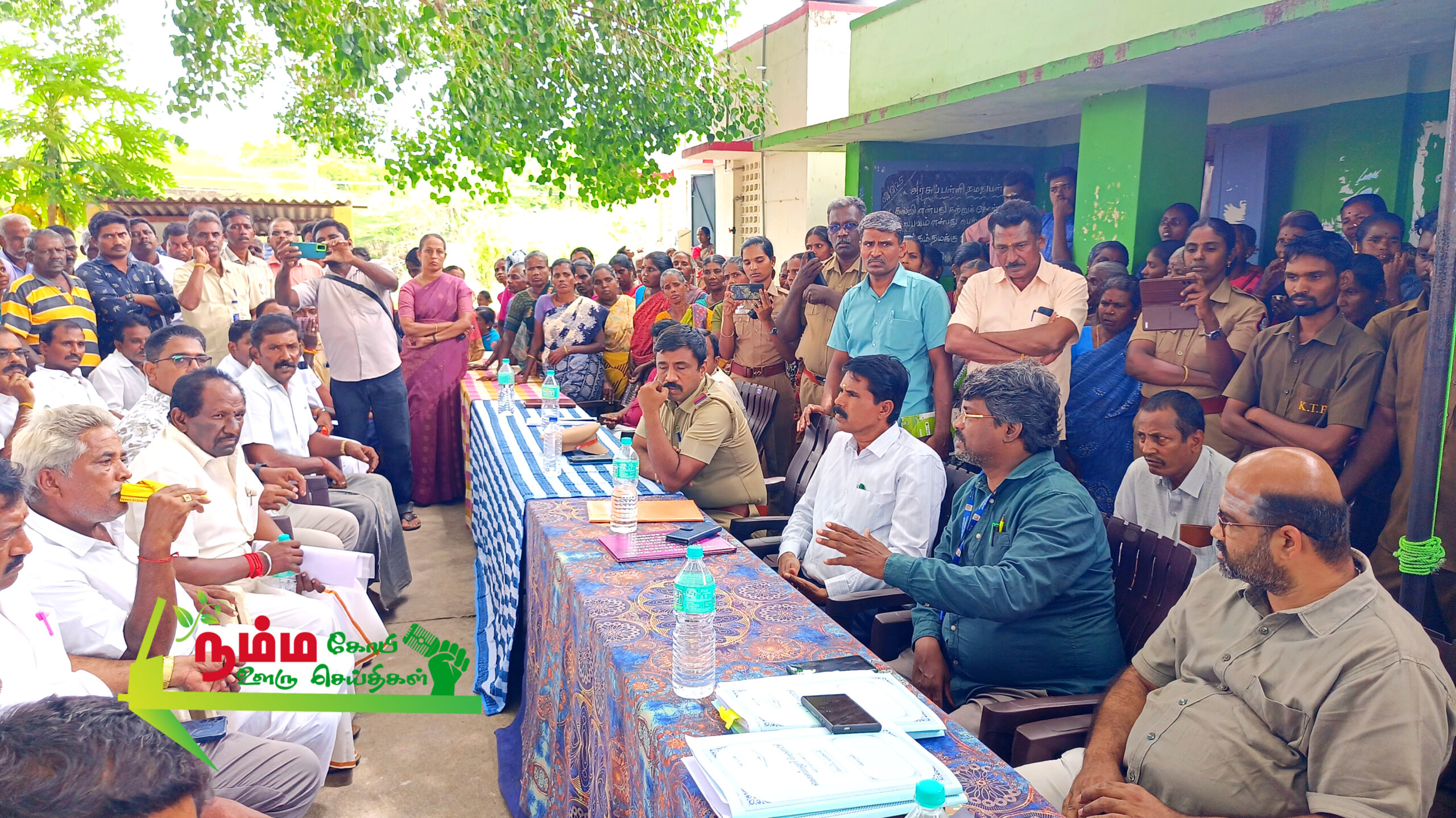 கோபிசெட்டிபாளையம் கொளப்பலூர் அடுத்த சாணர்பாளையம் பகுதியில் புதிதாக அமைக்கப்பட உள்ள மின்மயணத்திர்க்கு கிராம மக்கள் எதிர்ப்பு. கருத்து கேட்டு கூட்டத்தின் போது கொளப்பலூர் பேரூராட்சி தலைவரை பொதுமக்கள் முற்றுகையிட்டதால் பரபரப்பு 3 InShot 20250703 150737375 scaled
