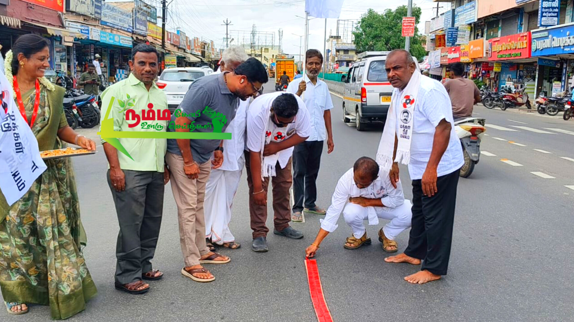 மக்கள் நீதி மய்யத்தின் தலைவர் கமல்ஹாசன் ராஜ்யசபா உறுப்பினராக பதவியேற்றதை வரவேற்கும் விதமாக கோபிச்செட்டிப்பாளையம் மக்கள் நீதி மய்யத்தின் சார்பில் கோபி பேருந்து நிலையத்தில் மாவட்ட செயலாளர் ஜி.சி.சிவக்குமார் தலைமையில் பட்டாசு வெடித்து பொதுமக்களுக்கு இனிப்புகள் வழங்கினர். 1 InShot 20250726 170338108